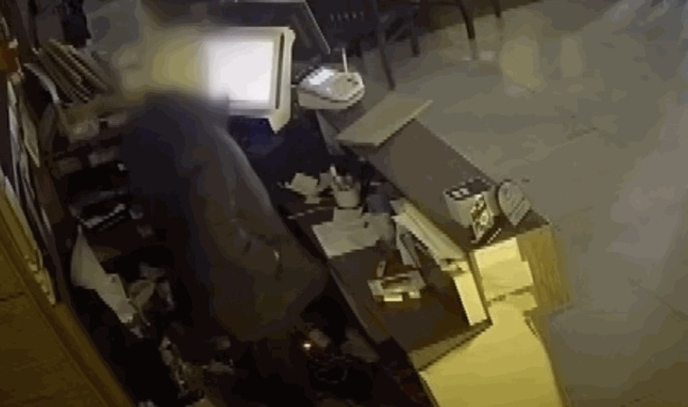 한 20대 남성이 자신이 일했던 식당에 몰래 들어와 현금을 훔쳐가는 모습. /사진=JTBC 사건반장 갈무리 