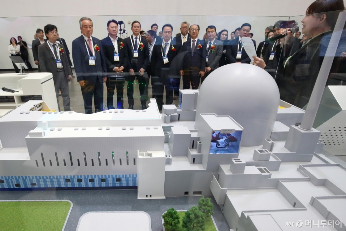 (대구=뉴스1) 공정식 기자 = 11일 대구 북구 엑스코(EXCO)에서 개막한 '2025 대한민국 전기산업 엑스포'를 찾은 내빈들이 한국수력원자력 부스에 전시된 1000㎿(메가와트)급 한국형 원전 APR1000 발전소의 핵심 구조를 표현한 모형을 살펴보며 관계자 설명을 듣고 있다. 한수원은 체코 신규원전 발주사인 두코바니II 원자력 발전소(EDU II)와 본계약을 체결함에 따라 체코 두코바니 지역에 1000㎿급 한국형 원전 APR1000 2기를 공급하게 된다. 우리나라 전기산업의 청정 전환과 디지털 혁신을 한눈에 볼 수 있는 이번 전시는 전기전력산업 관련 기업 105개 업체가 400여개 부스 규모로 참여해 13일까지 계속된다. 2025.6.11/뉴스1 Copyright © 뉴스1. All rights reserved. 무단 전재 및 재배포, AI학습 이용 금지. /사진=(대구=뉴스1) 공정식 기자