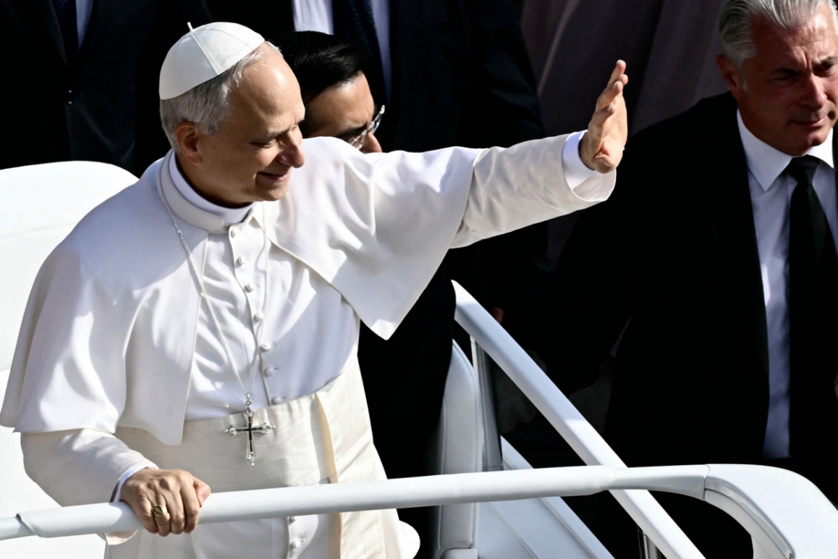 레오 14세 제267대 교황이 18일(현지시간) 바티칸 성 베드로 광장에서 열린 즉위 미사에 참석하며 교황 차를 타고 손을 흔들고 있다. 2025.05.19  /AFPBBNews=뉴스1