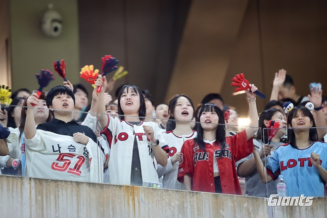 야구 경기를 관람하는 여성 팬들의 모습. /사진=롯데 자이언츠 제공
