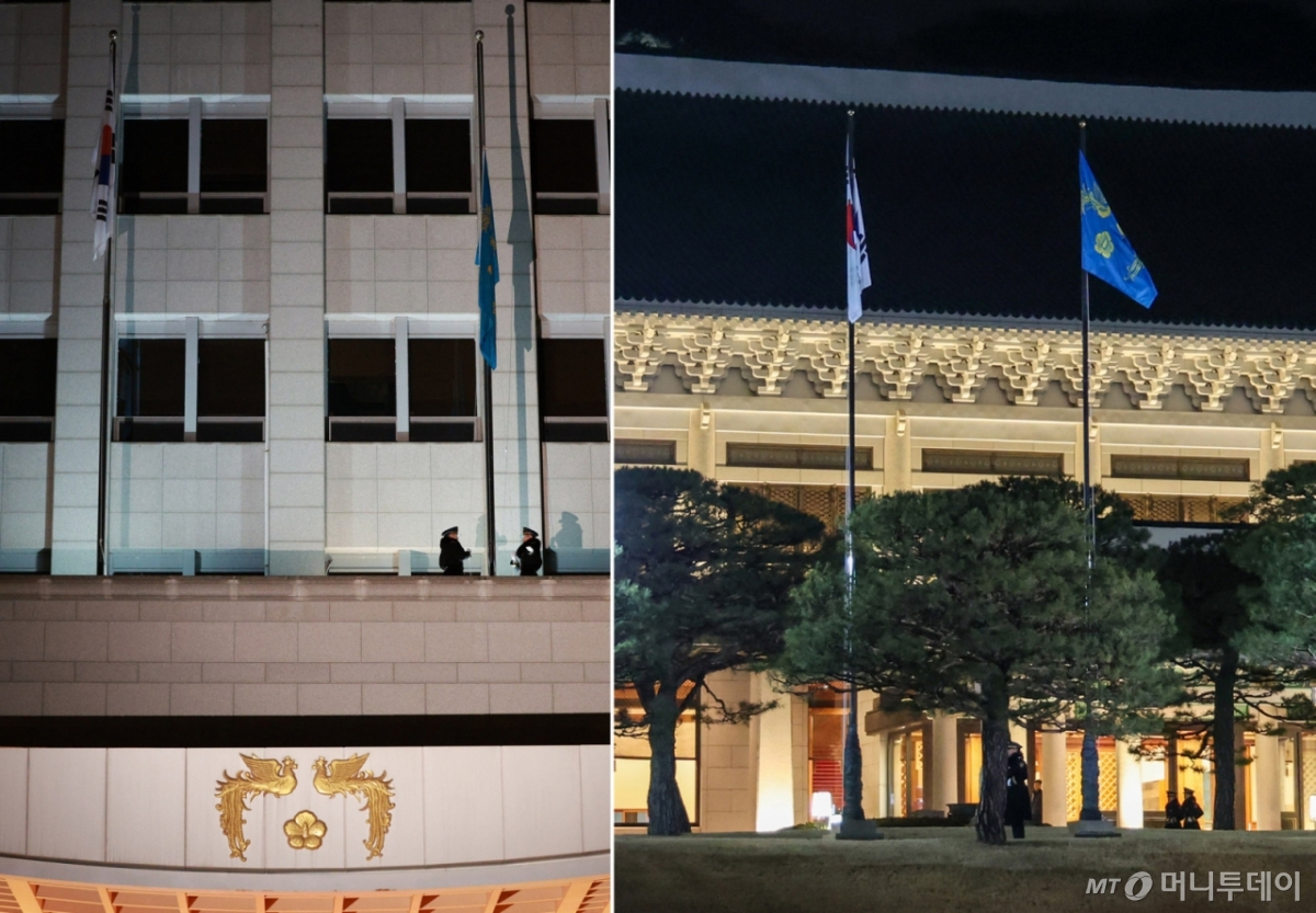 [서울=뉴시스] 고범준 기자 = 29일 서울 용산 대통령실 청사에서 101경비단이 봉황기를 하기하고 있다. 오른쪽은 청와대 본관 앞에 봉황기가 게양되어 있다.   이재명 대통령은 29일 월요일부터 청와대 본관에서 공식 업무에 돌입한다. 이로써 지난 2022년 5월 시작된 대통령실 '용산 시대'는 3년 7개월여 만에 막을 내리게 됐다. 2025.12.29. bjko@newsis.com /사진=고범준