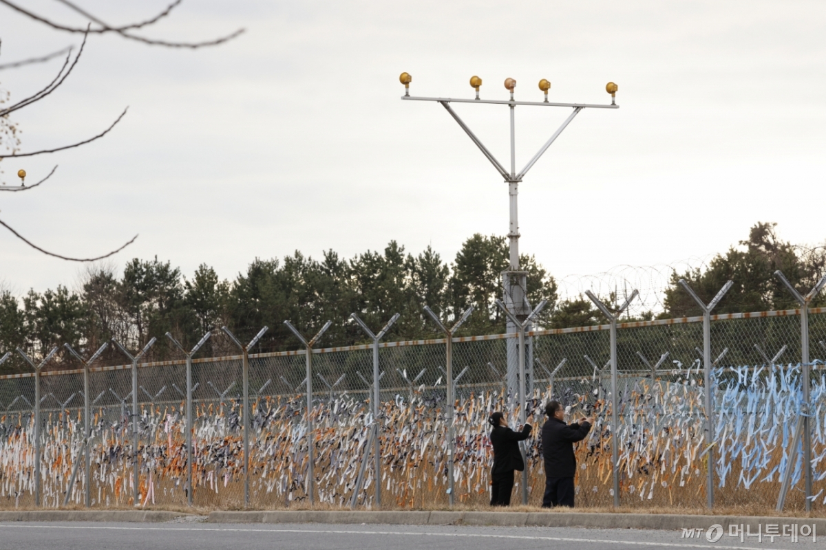 (무안=뉴스1) 김태성 기자 = 12·29 여객기 참사 1주기를 하루 앞둔 28일 오후 시민들이 무안국제공항 외곽도로가 희생자 애도 리본으로 가득 차 있다.2025.12.28/뉴스1  Copyright © 뉴스1. All rights reserved. 무단 전재 및 재배포,  AI학습 이용 금지. /사진=(무안=뉴스1) 김태성 기자