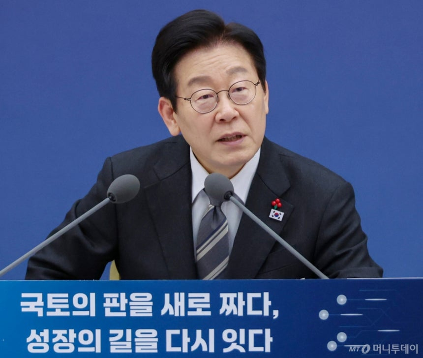 [세종=뉴시스] 최동준 기자 = 이재명 대통령이 12일 세종시 정부세종컨벤션센터에서 열린 국토교통부 업무보고에서 발언하고 있다. (대통령실통신사진기자단) 2025.12.12. photocdj@newsis.com /사진= 