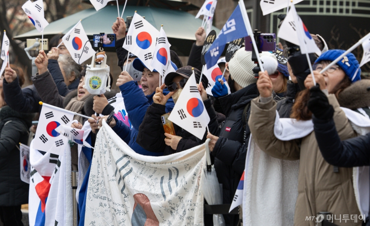 [서울=뉴시스] 최동준 기자 = 이재명 대통령이 청와대에서 집무를 시작하는 29일 청와대 앞에서 이 대통령 지지자들이 첫 출근을 응원하고 있다.  대통령의 청와대 복귀는 2022년 5월 이후 3년 7개월 만이다. (청와대통신사진기자단) 2025.12.29. photocdj@newsis.com /사진=