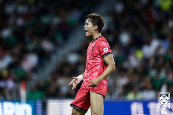 대한민국 국가대표 공격수 오현규(KRC헹크)가 미국 테네시주 내슈빌의 지오디스파크에서 열린 멕시코와 친선 경기에서 득점 후 왼쪽 무릎을 보이고 있다. /사진=대한축구협회(KFA) 제공