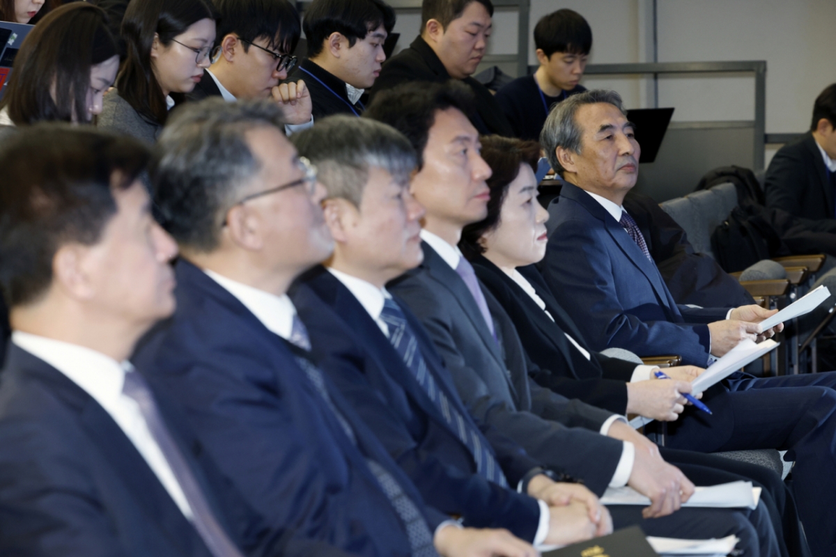  김건희와 명태균·건진법사 관련 국정농단 및 불법 선거 개입 사건 등 진상규명을 위한 특별검사팀 민중기 특별검사가 29일 오전 서울 종로구 KT광화문빌딩 웨스트에 마련된 특별검사팀 브리핑룸에서 진행된 특검 수사 결과 종합 브리핑에서 김형근 특검보의 발표를 지켜보고 있다. /사진=뉴스1