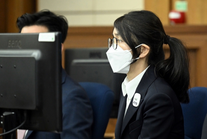 김건희 여사가 지난 9월24일 서울 서초동 서울중앙지법에서 열린 김 여사의 특정범죄가중처벌법상 알선수재 및 자본시장법·정치자금법 위반 등 사건 첫 재판에 출석하고 있다. /사진=뉴스1