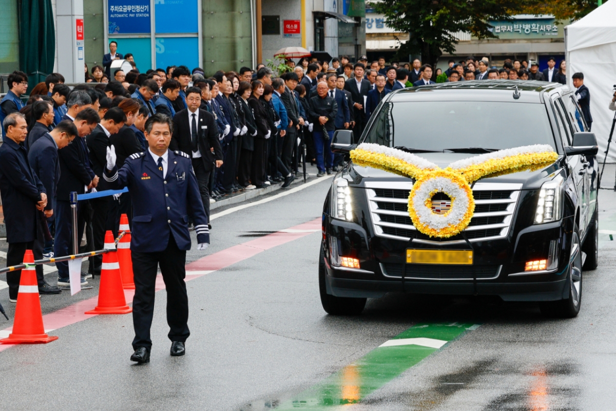 김건희 여사의 각종 의혹을 수사 중인 민중기 특별검사팀의 조사를 받은 후 숨진 양평군 단월면장의 영결식이 열린 경기 양평군청에서 고인의 운구차가 이동하고 있다. /사진=뉴스1