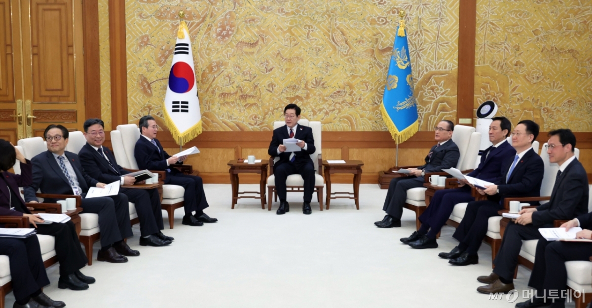 [서울=뉴시스] 최동준 기자 = 이재명 대통령이 29일 청와대 본관에서 김용범 정책실장, 위성락 안보실장 등 참모진과 차담회를 하고 있다. (청와대통신사진기자단) 2025.12.29. /사진=