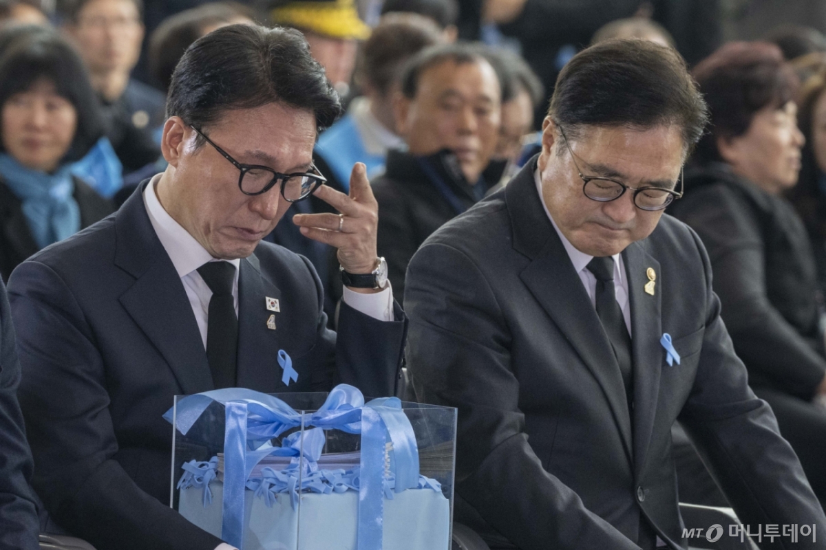 (무안=뉴스1) 사진공동취재단 = 29일 오전 무안국제공항에서 열린 12.29 제주항공 여객기 참사 1주기 추모식에서 김민석 국무총리와 우원식 국회의장이 식장 뒤에서 들려오는 유가족들의 울부짖음에 비통한 표정을 짓고 있다.  2025.12.29/뉴스1  Copyright © 뉴스1. All rights reserved. 무단 전재 및 재배포,  AI학습 이용 금지. /사진=(무안=뉴스1) 사진공동취재단