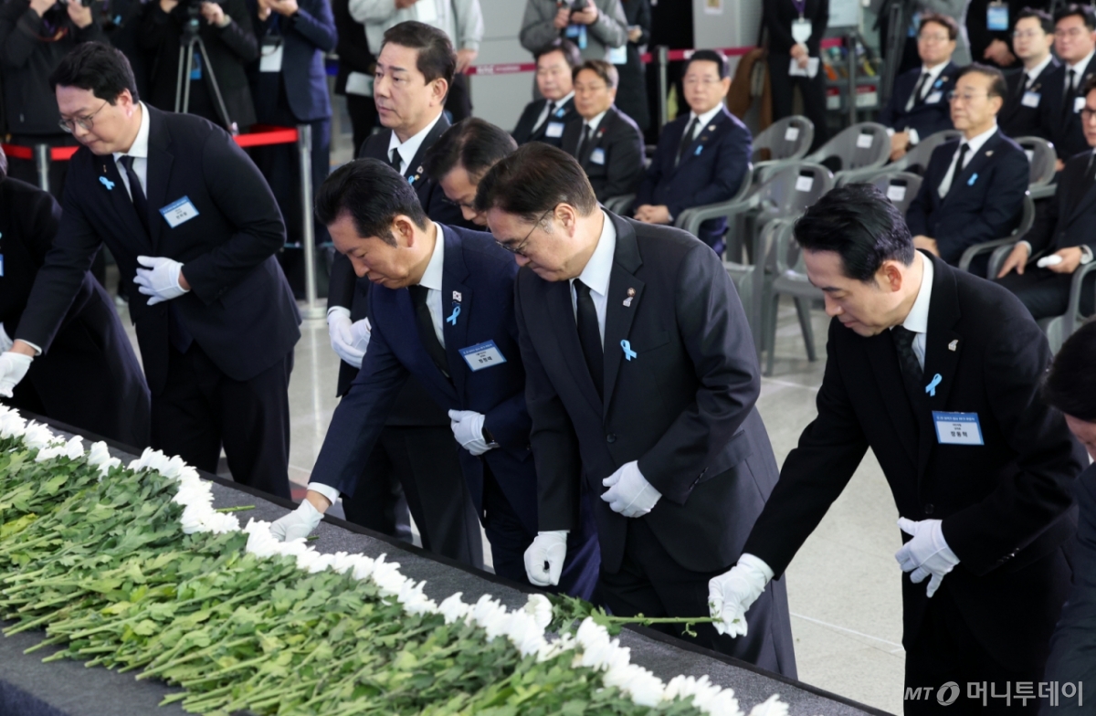 [무안=뉴시스] 이영주 기자 = 12·29 제주항공 여객기 참사 1주기인 29일 오전 전남 무안군 무안국제공항에서 열린 추모식 도중 국회 대표단이 제단에 헌화하고 있다. 오른쪽부터 장동혁 국민의힘 대표, 우원식 국회의장, 정청래 더불어민주당 대표, 이양수 국정조사 특별위원회 위원장, 김병기 더불어민주당 원내대표, 천하람 개혁신당 원내대표. 2025.12.29. leeyj2578@newsis.com /사진=