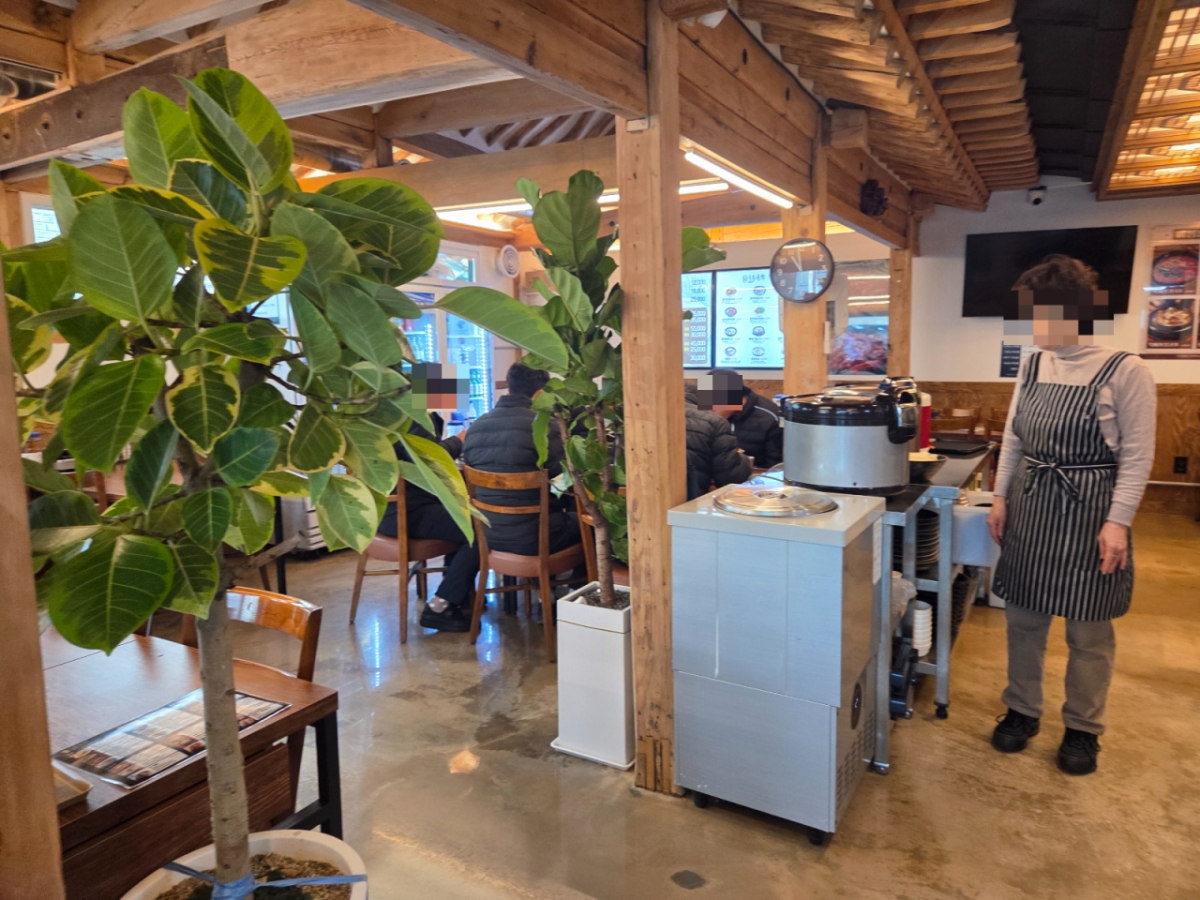 29일 오전 이금이씨(63)의 가게 안에서 경찰관 6명이 식사를 하는 모습. 이씨는 청와대 인근으로 가게를 옮긴 후 매출이 30% 올랐다고 말했다./사진=김서현 기자.