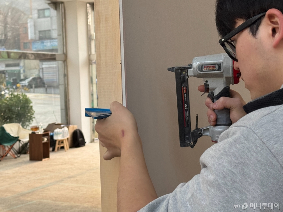 11개월 차목수 권도훈씨(24)의 손등에는 붉은 흉터가 남았다. /사진=최문혁 기자.