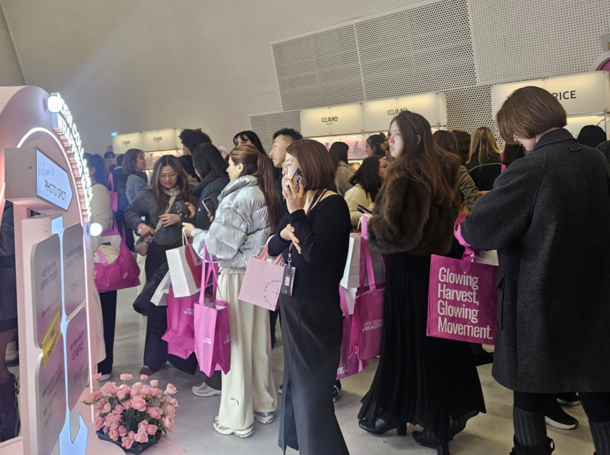 29일 오후 서울 동대문디자인플라자 아트홀에서 열린 서울콘 K뷰티 부스트에 참석한 인플루언서들이 브랜드 부스를 둘러보는 모습/사진=조한송 기자 