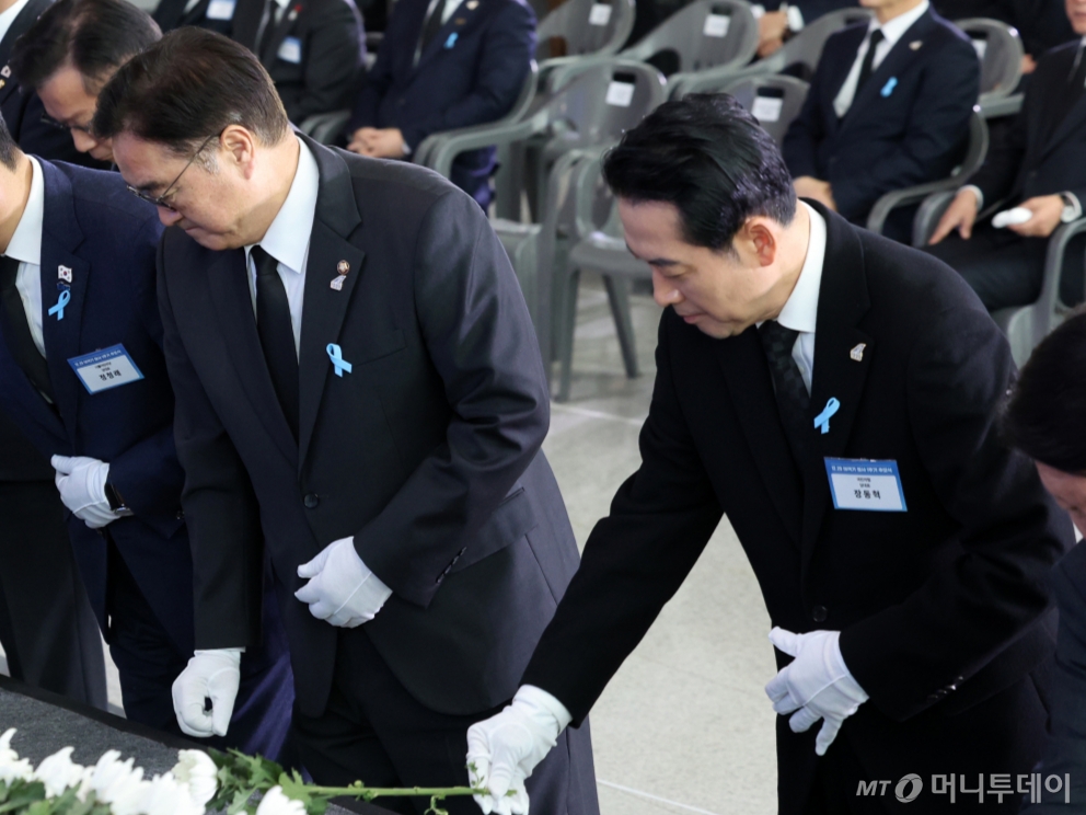 (무안=뉴스1) 사진공동취재단 = 29일 오전 전남 무안국제공항에서 열린 12·29 제주항공 여객기 참사 1주기 추모식에서 정청래 더불어민주당 대표, 우원식 국회의장, 장동혁 국민의힘 대표를 비롯한 참석자들이 헌화하고 있다.  2025.12.29/뉴스1  Copyright © 뉴스1. All rights reserved. 무단 전재 및 재배포,  AI학습 이용 금지. /사진=(무안=뉴스1) 사진공동취재단