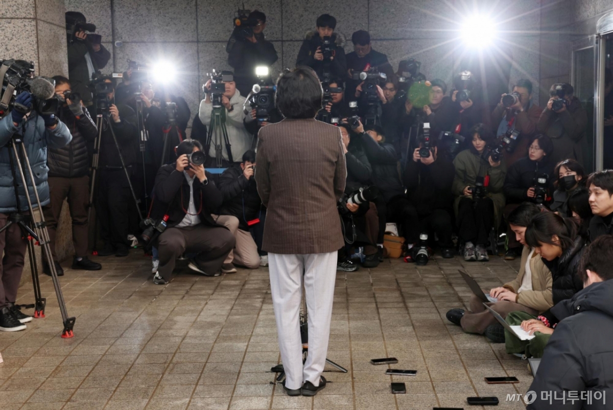 [서울=뉴시스] 조성우 기자 = 이혜훈 기획예산처 장관 후보자가 29일 오전 서울 중구 예금보험공사에 마련된 인사청문회 준비 사무실로 출근하며 지명 소감을 밝히고 있다. 2025.12.29. xconfind@newsis.com /사진=조성우