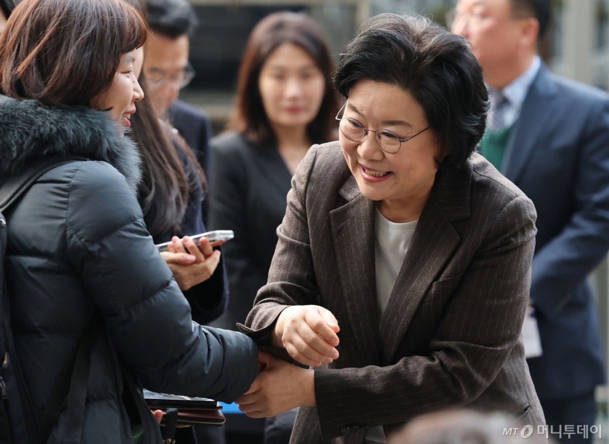 (서울=뉴스1) 오대일 기자 = 초대 기획예산처 장관 후보자로 지명된 이혜훈 전 국민의힘 의원이 29일 오전 서울 중구 예금보험공사에 마련된 인사청문회 준비 사무실로 첫 출근하며 취재진과 인사를 나누고 있다.  2025.12.29/뉴스1  Copyright © 뉴스1. All rights reserved. 무단 전재 및 재배포,  AI학습 이용 금지. /사진=(서울=뉴스1) 오대일 기자