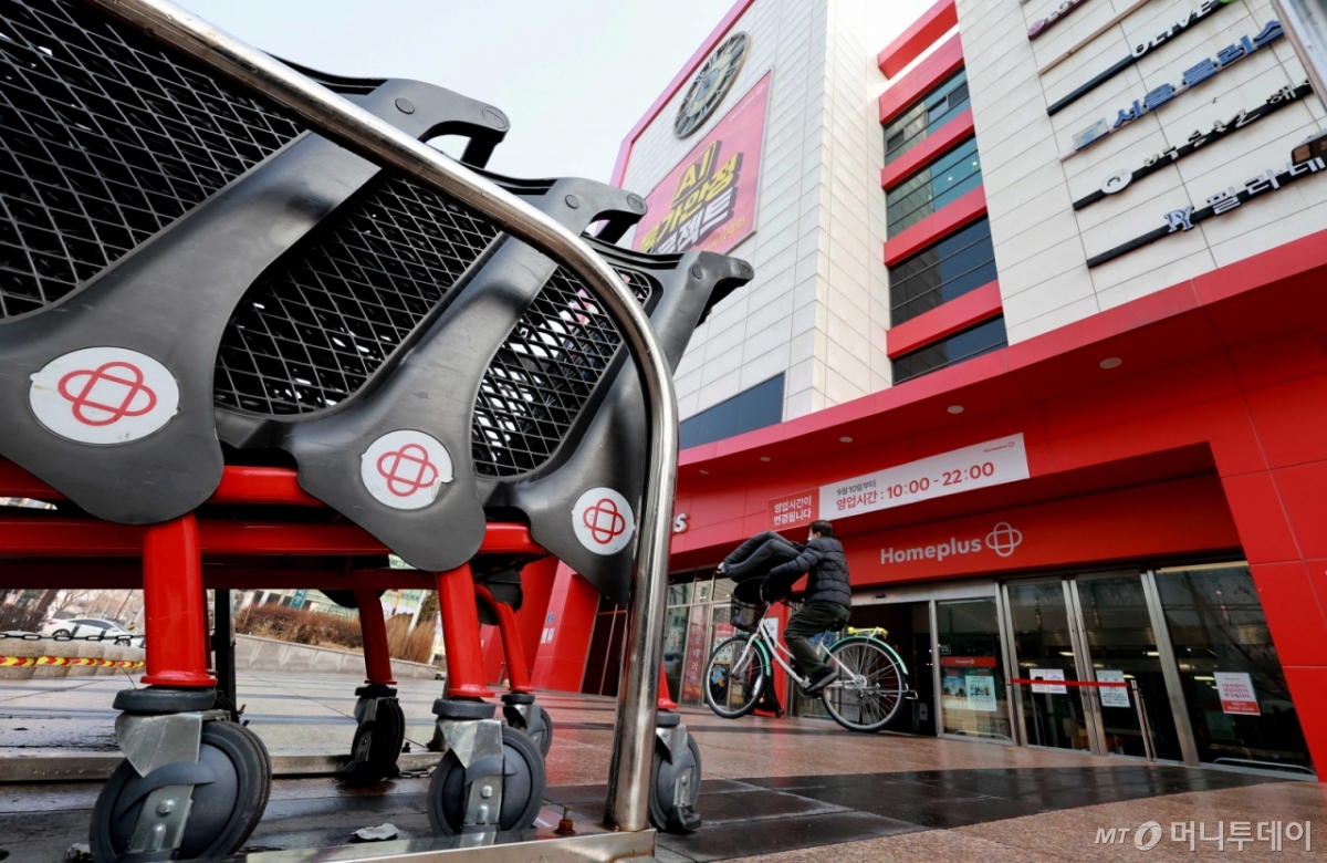 (서울=뉴스1) 이호윤 기자 = 29일 업계에 따르면 홈플러스는 이날 서울회생법원에 홈플러스 익스프레스 분리 매각을 핵심으로 한 회생계획안을 제출할 예정이다. 사진은 이날 서울 시내에 있는 홈플러스의 모습. 2025.12.29/뉴스1  Copyright © 뉴스1. All rights reserved. 무단 전재 및 재배포,  AI학습 이용 금지. /사진=(서울=뉴스1) 이호윤 기자