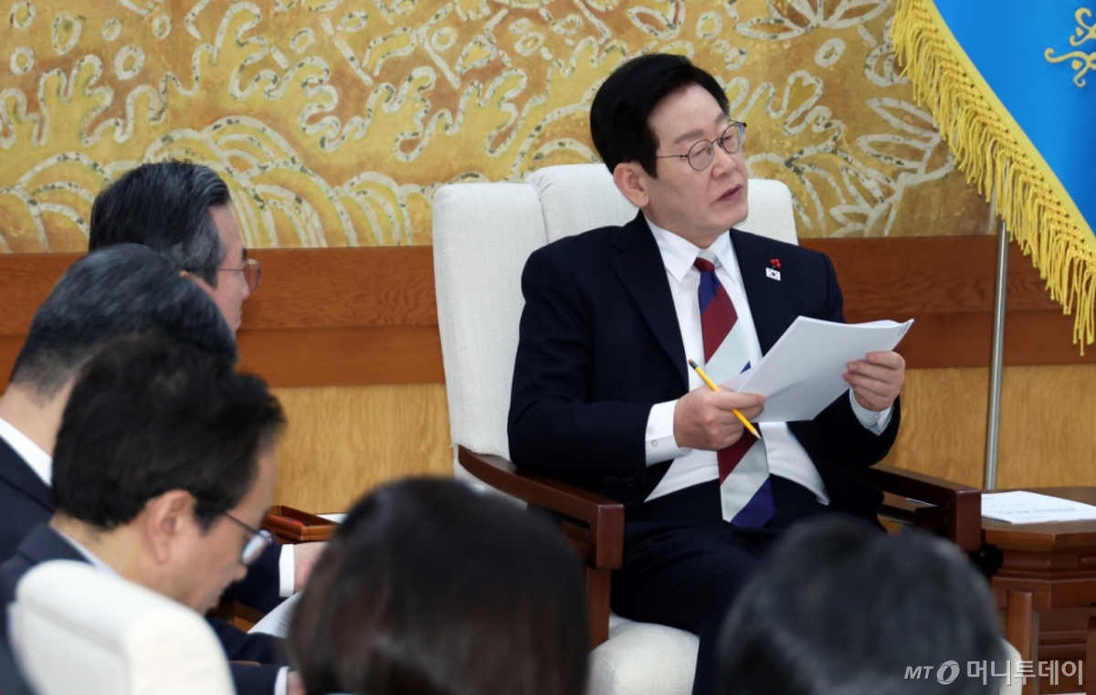 (서울=뉴스1) 이재명 기자 = 이재명 대통령이 29일 대통령실 이전 작업이 마무리된 청와대로 출근한 뒤 위성락 안보실장, 김용범 정책실장을 비롯한 참모들과 차담을 하고 있다. (청와대통신사진기자단) 2025.12.29/뉴스1  Copyright © 뉴스1. All rights reserved. 무단 전재 및 재배포,  AI학습 이용 금지. /사진=(서울=뉴스1) 이재명 기자