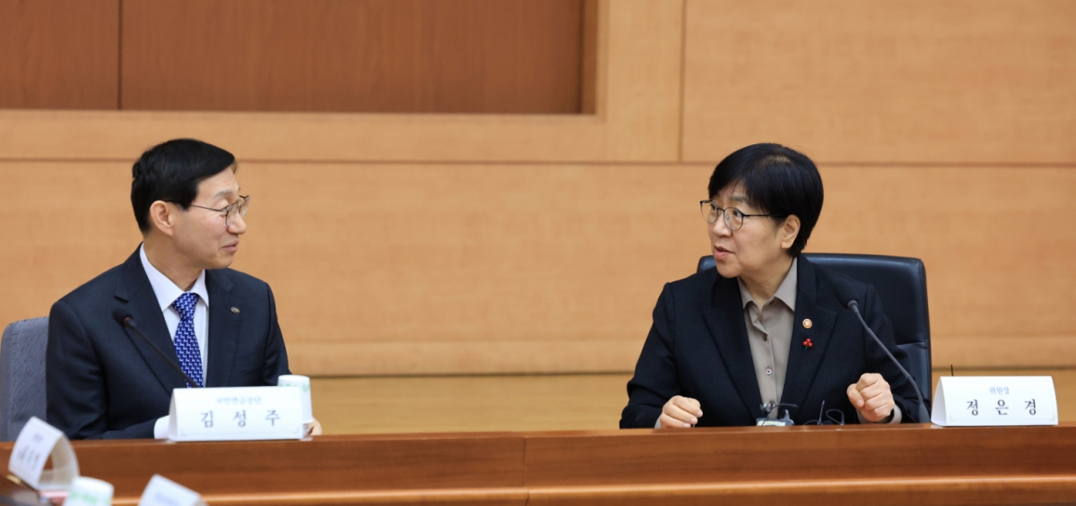 (서울=뉴스1) 임세영 기자 = 정은경 보건복지부 장관(오른쪽)과 김성주 국민연금공단 이사장이 15일 서울 종로구 정부서울청사 별관 국제회의실에서 열린 제7차 국민연금기금운용위원회 회의에서 대화를 나누고 있다. 2025.12.15/뉴스1  Copyright © 뉴스1. All rights reserved. 무단 전재 및 재배포,  AI학습 이용 금지. /사진=(서울=뉴스1) 임세영 기자