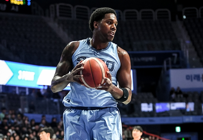 리바운드를 하고 있는 나이트. /사진=KBL