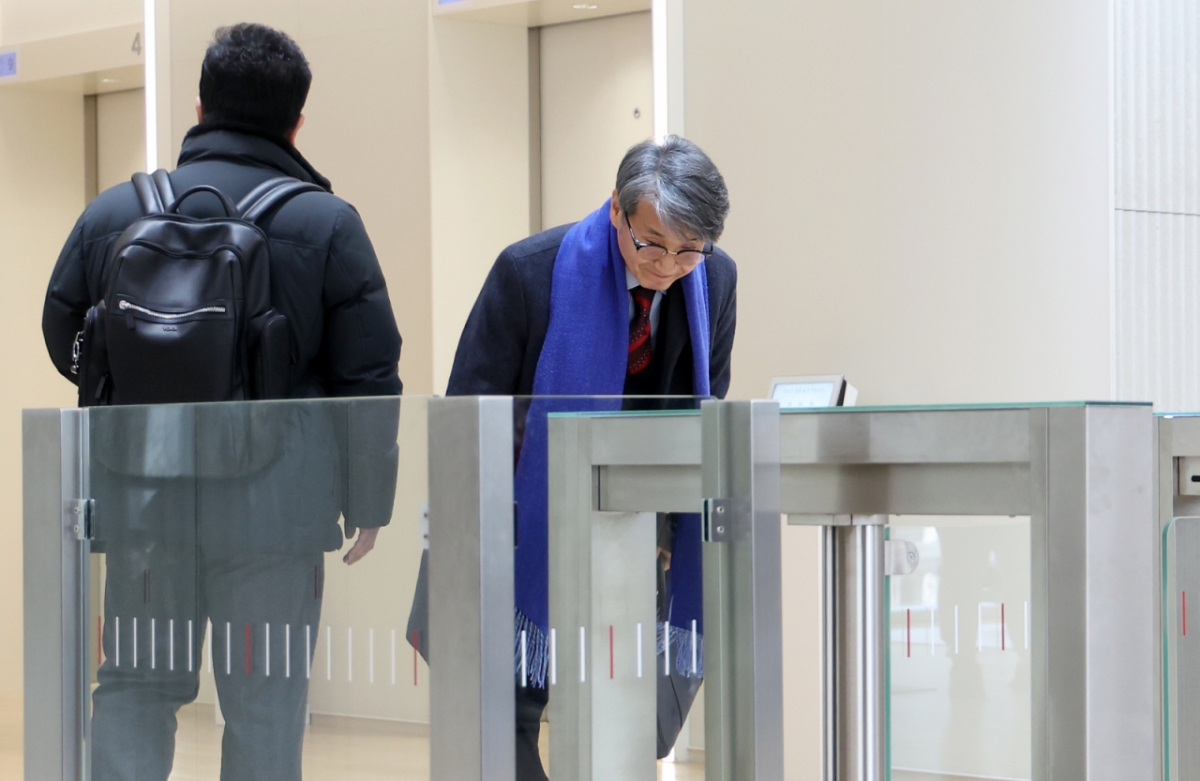 최재영 목사가 지난 9일 서울 종로구 김건희특검팀(특별검사 민중기)에서 열리는 '디올백 수수 의혹' 관련 참고인 조사에 출석하며 동행한 지인들에게 인사하고 있다. /사진=뉴시스