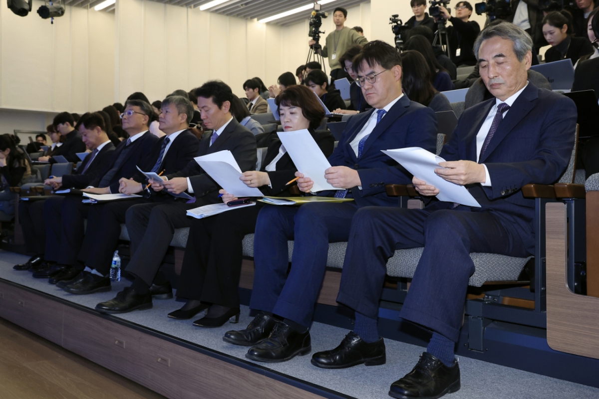 김건희 특검팀이 지난 29일 브리핑을 준비하고 있다. 오른쪽부터 민중기 특검, 김형근, 오정희, 박상진, 문홍주, 김경호, 박노수 특검보/사진=뉴스1