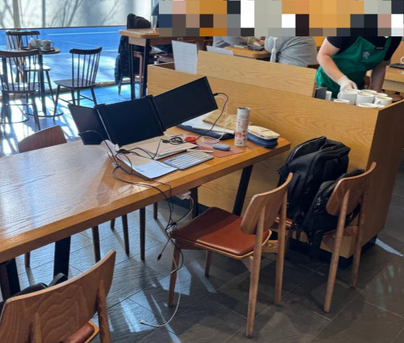 카페에서 혼자 좌석 4개를 차지해 다른 손님들에게 불편을 주는 이른바 '카페 빌런'이 논란이 되고 있다. 사진은 논란이 된 손님을 촬영한 사진./사진=온라인 커뮤니티 보배드림.