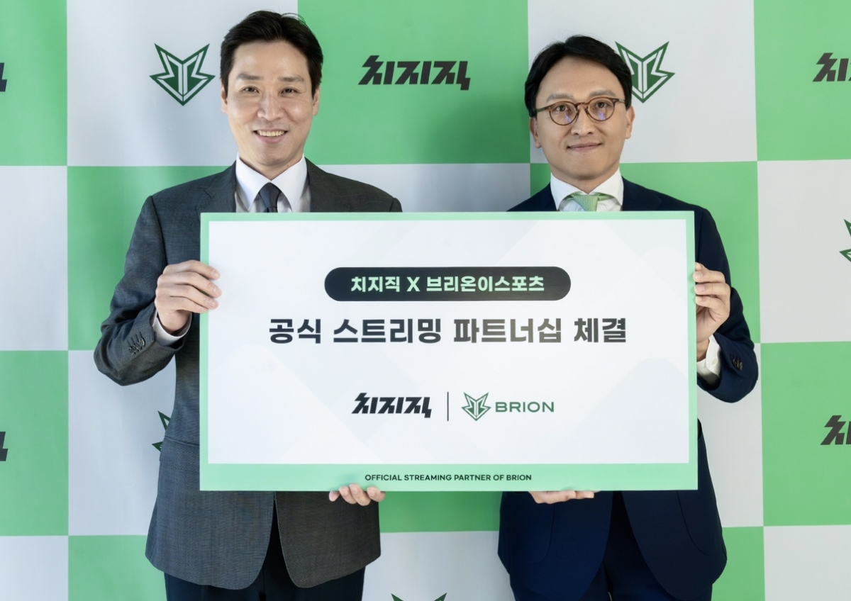지난 26일 서울 성동구에 위치한 브리온컴퍼니 사옥에서 주건범 네이버 리더, 임우택 브리온컴퍼니 대표이사가 '공식 스트리밍 파트너십 체결식'을 진행했다./사진제공=네이