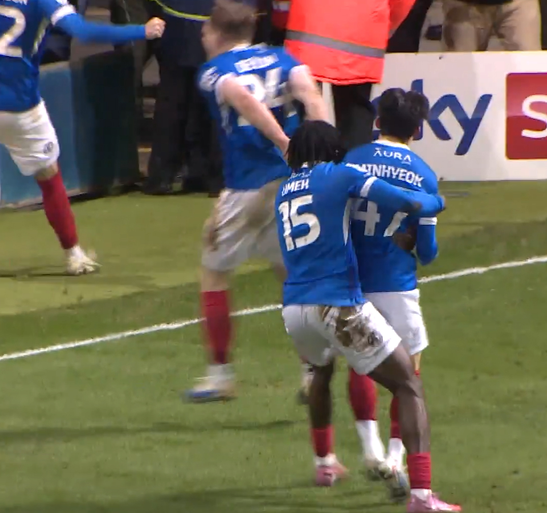 30일(한국시간) 영국 포츠머스의 프래턴 파크에서 열린 2025~2026 잉글랜드 프로축구 챔피언십(2부) 24라운드 찰튼 애슬레틱전에서 양민혁의 후반 추가시간 막판 극장골이 터지자 기뻐하고 있는 포츠머스 선수들. /사진=포츠머스 SNS 영상 캡처