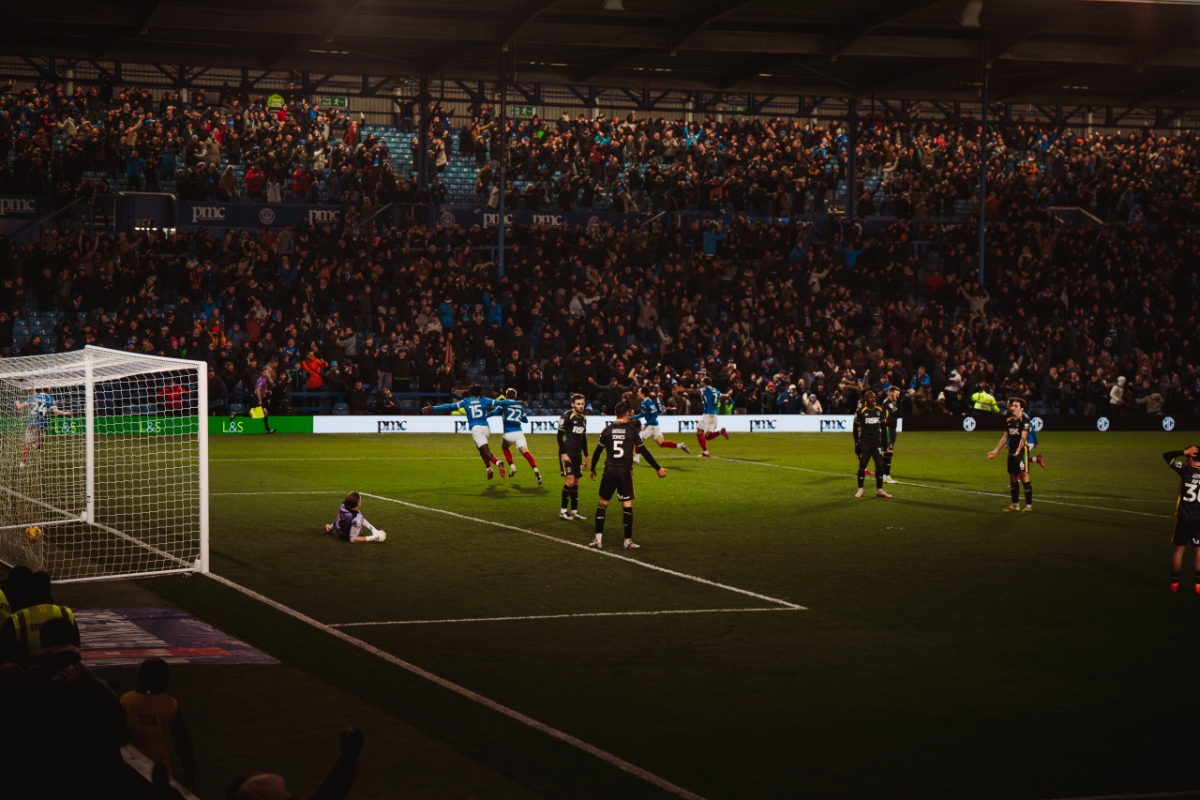 30일(한국시간) 영국 포츠머스의 프래턴 파크에서 열린 2025~2026 잉글랜드 프로축구 챔피언십(2부) 24라운드 찰튼 애슬레틱전에서 양민혁의 후반 추가시간 막판 극장골이 터지자 희비가 엇갈린 양 팀 선수들. /사진=포츠머스 SNS 캡처