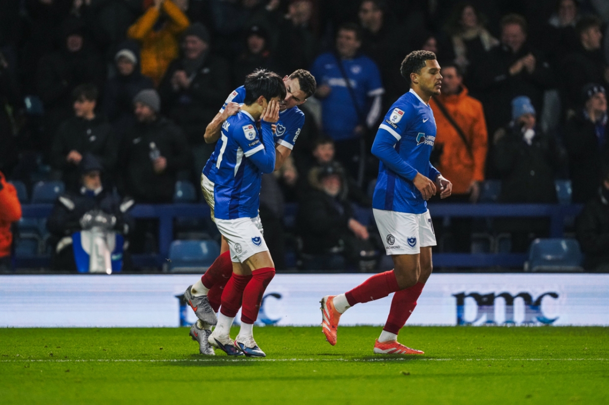 포츠머스 양민혁(왼쪽)이 30일 영국 프래턴 파크에서 열린 찰튼 애슬레틱전에 후반 추가시간 막판 극장골을 터뜨린 뒤 동료의 축하를 받고 있다. /사진=포츠머스 SNS 캡처