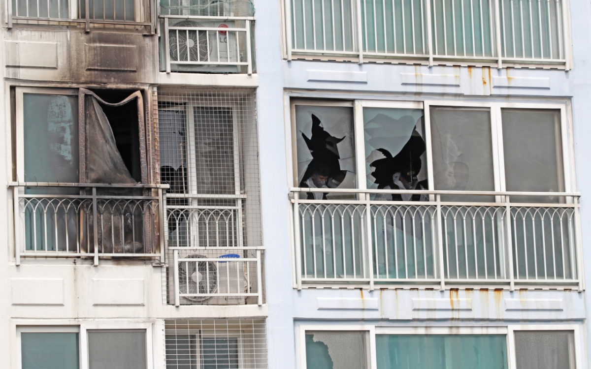 지난 7월2일 부산 기장군의 한 아파트에서 불이난 이후 모습. 이 사고로 8살, 6살 자매가 숨졌다. 사고 원인으론 멀티탭 전기적 요인으로 꼽혔다. /사진=뉴스1.