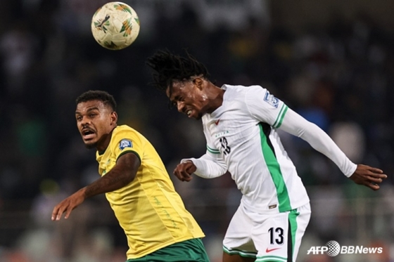 라일 포스터(왼쪽)가  지난 23일(한국시간) 모로코 마라케시의 마라케시 경기장에 열린 남아공 대 앙골라의 '2025 아프리카 네이션스컵' B조 조별리그 1차전에서 공중볼 경합을 펼치고 있다. /AFPBBNews=뉴스1