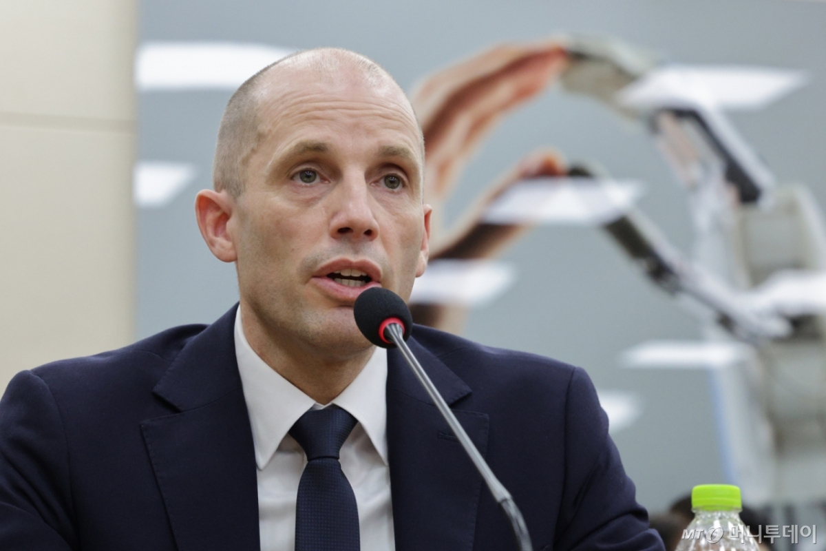 (서울=뉴스1) 신웅수 기자 = 해롤드 로저스 쿠팡 임시 대표가 17일 서울 여의도 국회 과학기술정보방송통신위원회에서 열린 쿠팡 침해사고 관련 청문회에서 의원 질의에 답변하고 있다. 2025.12.17/뉴스1  Copyright © 뉴스1. All rights reserved. 무단 전재 및 재배포,  AI학습 이용 금지. /사진=(서울=뉴스1) 신웅수 기자