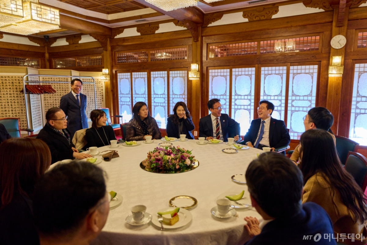 (서울=뉴스1) 이재명 기자 = 이재명 대통령과 김민석 국무총리가 30일 서울 종로구 삼청동의 한 음식점에서 오찬을 마친 후 총리공관에서 출입기자들과 차담을 갖고 있다. (청와대 제공. 재판매 및 DB 금지) 2025.12.30/뉴스1  Copyright © 뉴스1. All rights reserved. 무단 전재 및 재배포,  AI학습 이용 금지. /사진=(서울=뉴스1) 이재명 기자