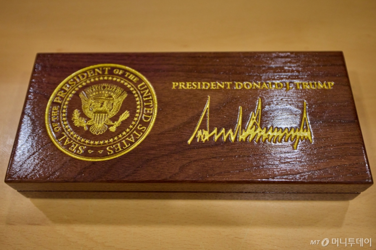 (서울=뉴스1) 이재명 기자 = 이재명 대통령이 30일 청와대 집무실에서 도널드 트럼프 미국 대통령이 선물한 '백악관 황금 열쇠'를 살펴봤다.   황금열쇠는 트럼프 대통령이 '언제든 백악관을 방문할 수 있다'는 의미를 담아 가까운 인사에게 주는 특별한 선물이다.  사진은 선물로 받은 황금 열쇠.  (이재명 대통령 SNS. 재판매 및 DB 금지) 2025.12.30/뉴스1  Copyright © 뉴스1. All rights reserved. 무단 전재 및 재배포,  AI학습 이용 금지. /사진=(서울=뉴스1) 이재명 기자