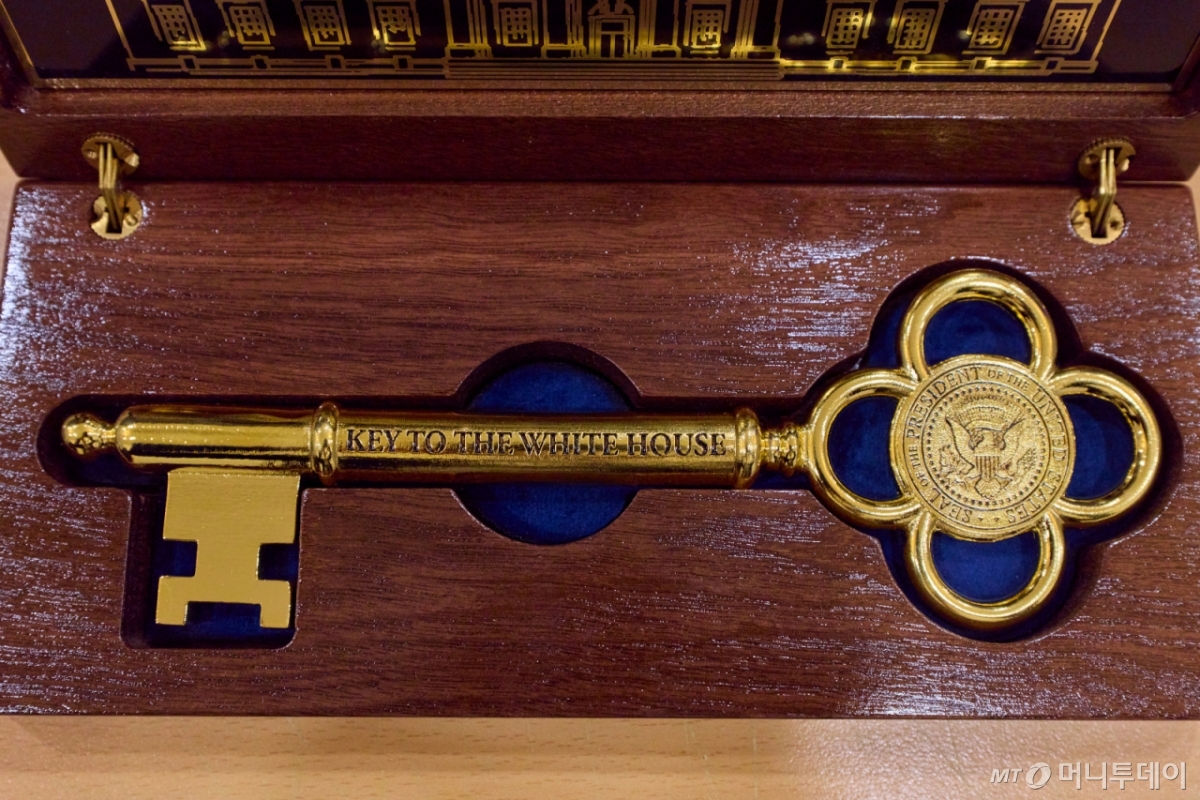 (서울=뉴스1) 이재명 기자 = 이재명 대통령이 30일 청와대 집무실에서 도널드 트럼프 미국 대통령이 선물한 '백악관 황금 열쇠'를 살펴봤다.   황금열쇠는 트럼프 대통령이 '언제든 백악관을 방문할 수 있다'는 의미를 담아 가까운 인사에게 주는 특별한 선물이다.  사진은 선물로 받은 황금 열쇠.  (이재명 대통령 SNS. 재판매 및 DB 금지) 2025.12.30/뉴스1  Copyright © 뉴스1. All rights reserved. 무단 전재 및 재배포,  AI학습 이용 금지. /사진=(서울=뉴스1) 이재명 기자