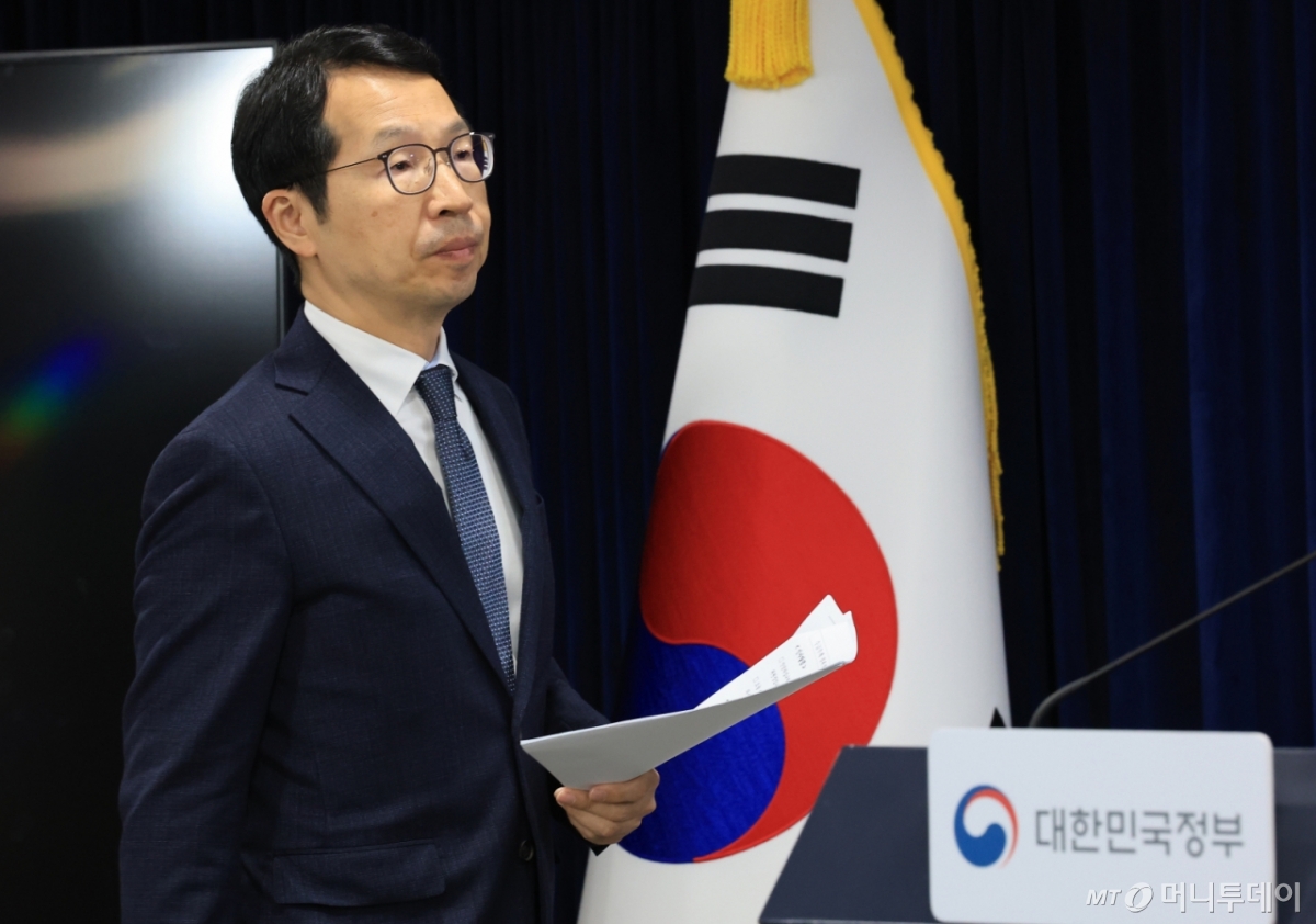 김태현 의사인력수급추계위원장이 30일 서울 종로구 정부서울청사에서 제12차 의사인력수급추계위원회 회의 결과를 발표하기 위해 이동하고 있다. /사진=(서울=뉴스1) 임세영 기자