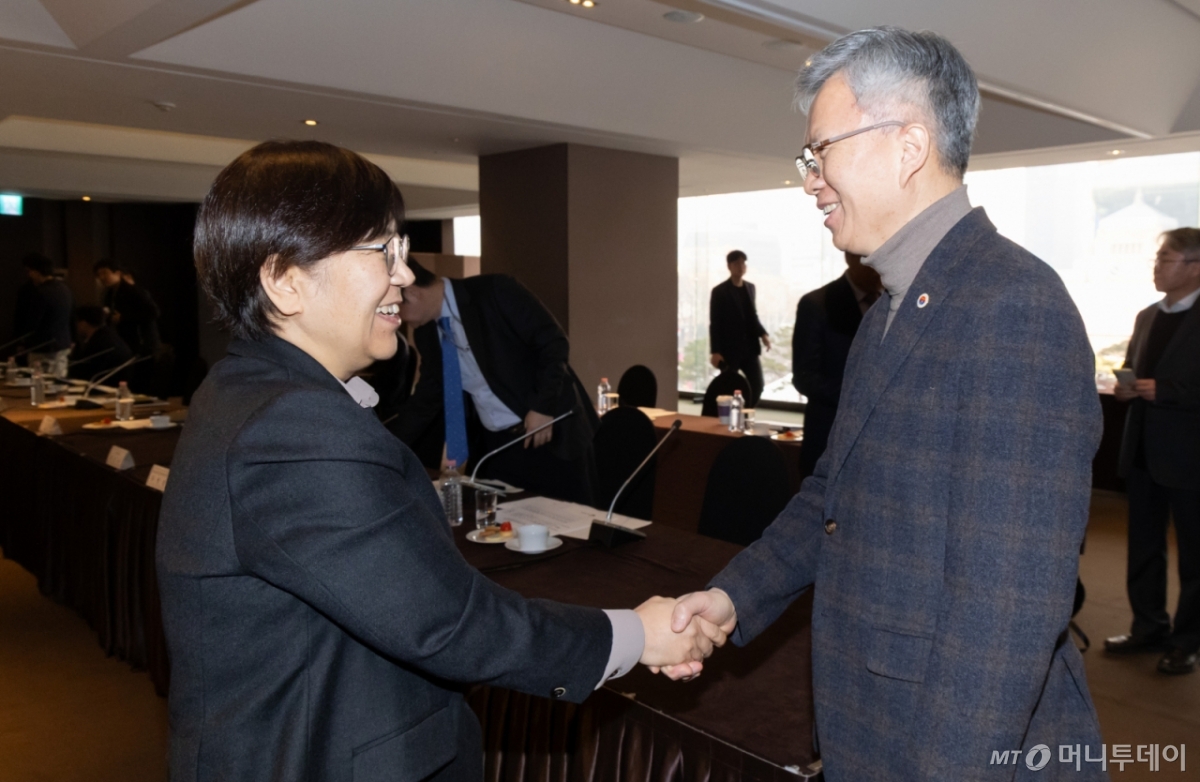 정은경 보건복지부 장관(사진 왼쪽)이 29일 오후 서울 중구 더플라자호텔에서 열린 2025년 제1차 보건의료정책심의위원회에서 김택우 대한의사협회장과 악수하고 있다./사진=[서울=뉴시스] 황준선 기자