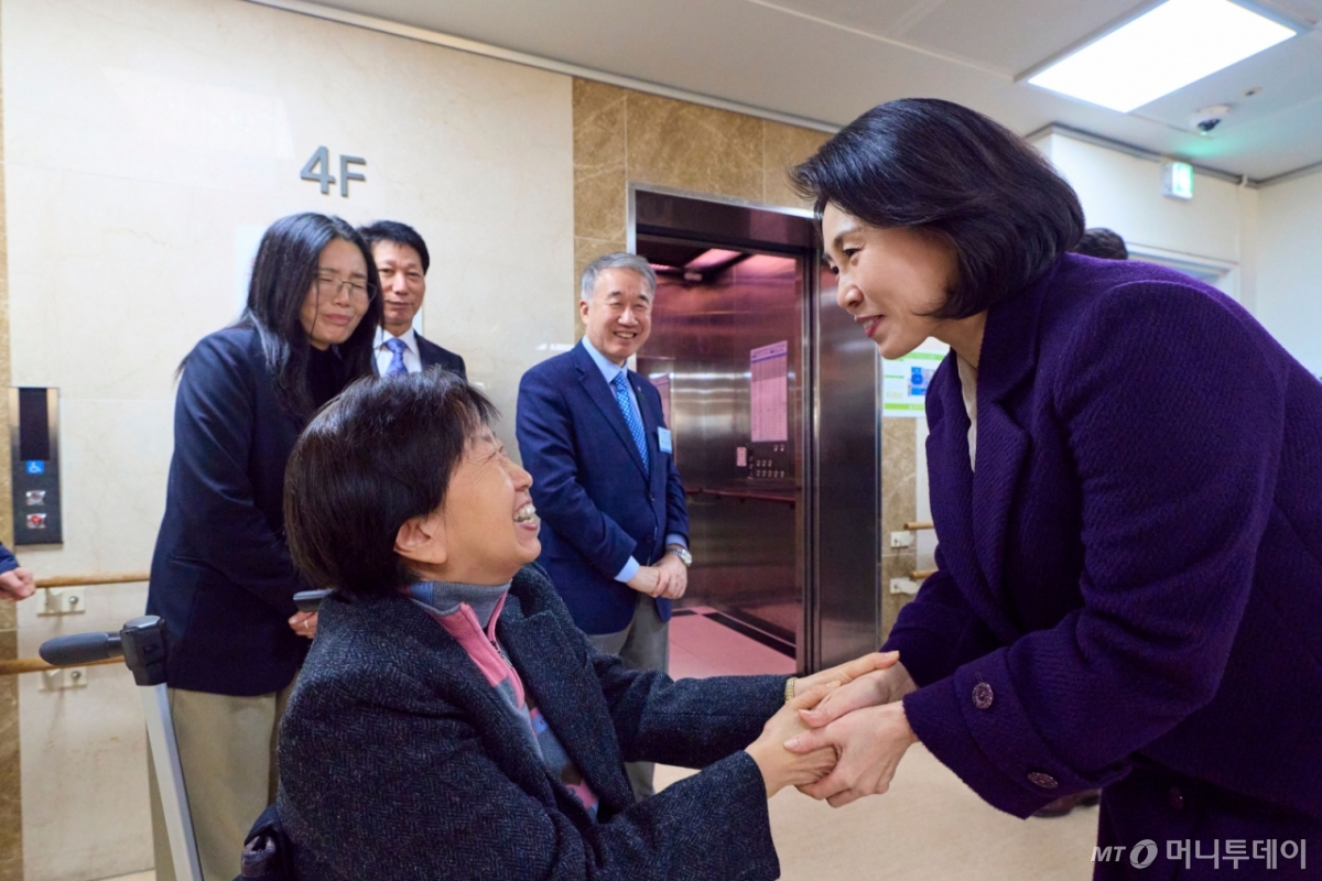 [서울=뉴시스] 최동준 기자 = 김혜경 여사가 30일 서울 종로장애인복지관을 방문해 배식 봉사에 앞서 황혜경 푸르메재단 설립자와 인사하고 있다. (사진=청와대 제공) 2025.12.30. photo@newsis.com *재판매 및 DB 금지 /사진=