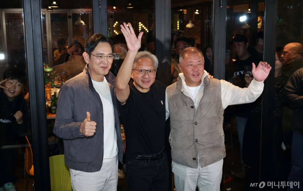 (서울=뉴스1) 김진환 기자 = 이재용(왼쪽부터) 삼성전자 회장, 젠슨 황 엔비디아 최고경영자(CEO), 정의선 현대차그룹 회장이 30일 서울 강남구 삼성동의 한 치킨집에서 회동을 마친 뒤 기념촬영을 하고 있다. (공동취재) 2025.10.30/뉴스1 Copyright © 뉴스1. All rights reserved. 무단 전재 및 재배포, AI학습 이용 금지. /사진=(서울=뉴스1) 김진환 기자