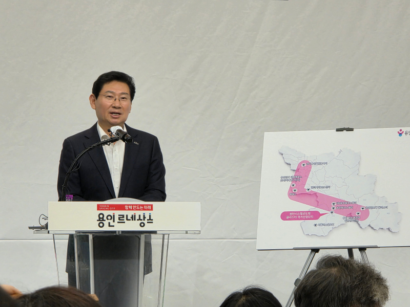 이상일 시장이 반도체 클러스터 추진현황을 설명하고 있다./사진=이민호기자