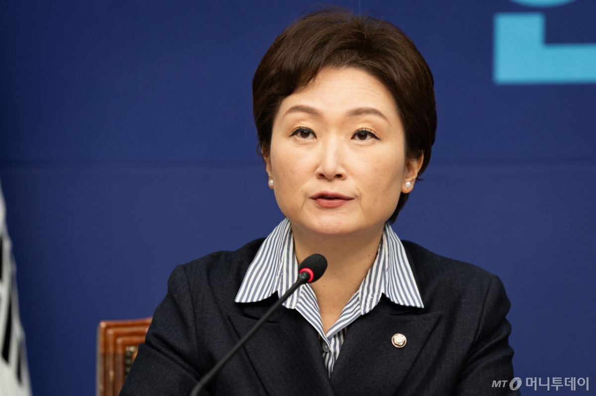 (서울=뉴스1) 유승관 기자 = 이언주 더불어민주당 최고위원이 15일 서울 여의도 국회에서 열린 최고위원회의에서 모두 발언을 하고 있다. 2025.12.15/뉴스1  Copyright © 뉴스1. All rights reserved. 무단 전재 및 재배포,  AI학습 이용 금지. /사진=(서울=뉴스1) 유승관 기자