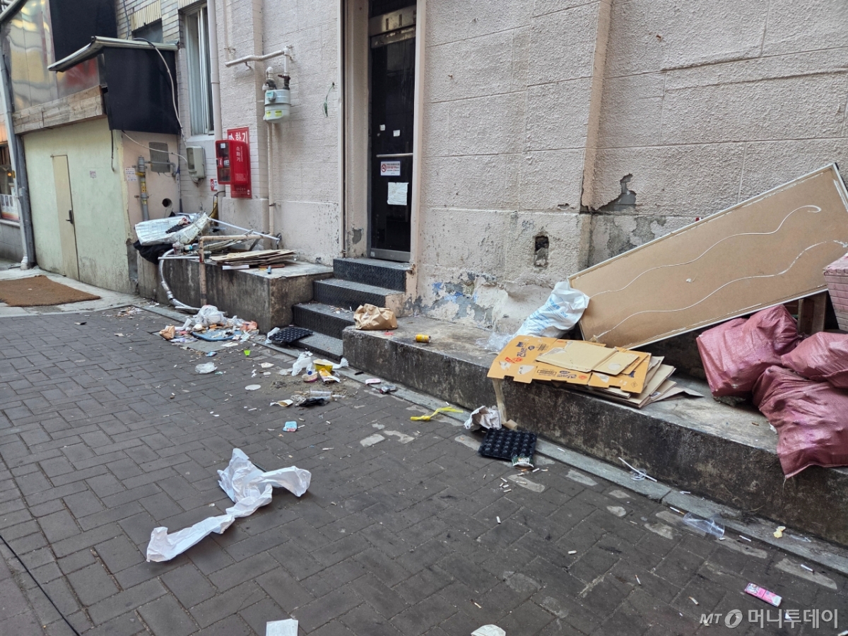 29일 오후 서울 중구 명동의 골목 안쪽에 쌓인 쓰레기 모습./사진=김서현 기자