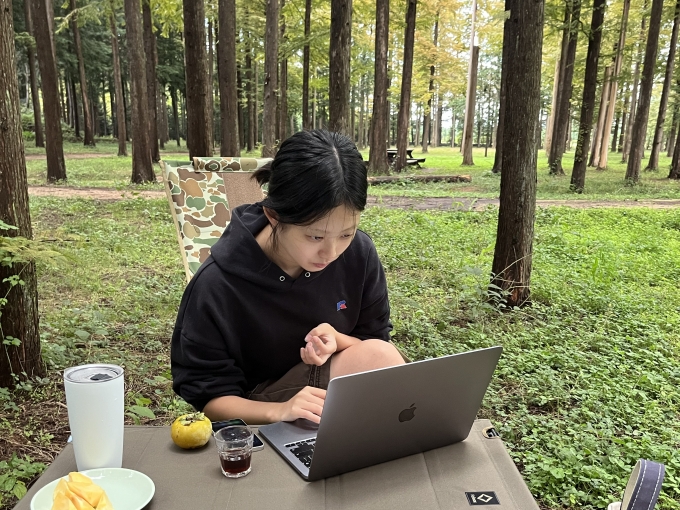 ▲지난 8월 21일 경북 영덕군 영해면에 위치한 벌영리 메타세콰이어숲에서 여유를 즐기고 있는 장희진씨/사진제공=장희진