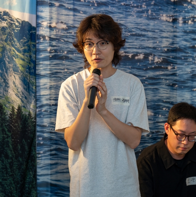 ▲지난 7월 1일 ‘공간누림파티’ 현장에서 주현우씨가 사회를 맡아 행사를 진행하고 있다./사진제공=주현우