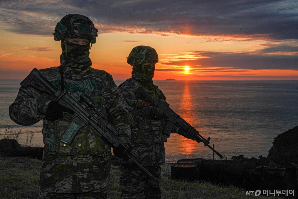[서울=뉴시스] 지난 22일 서해 최전방 말도에서 해병대 장병들이 일몰 시간 해안경계작전 임무를 수행하고 있다. (사진=해병대사령부 제공). 2025.12.31. 