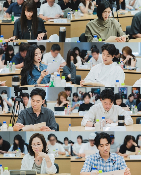 지니 TV 오리지널 드라마 '아너 : 그녀들의 법정'의 대본 연습 현장./사진제공=KT스튜디오지니, 하우픽쳐스