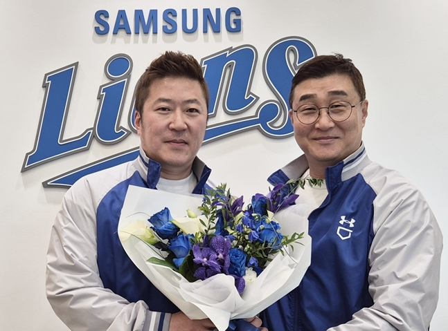최형우(왼쪽)와 이종열 단장. /사진=삼성 라이온즈